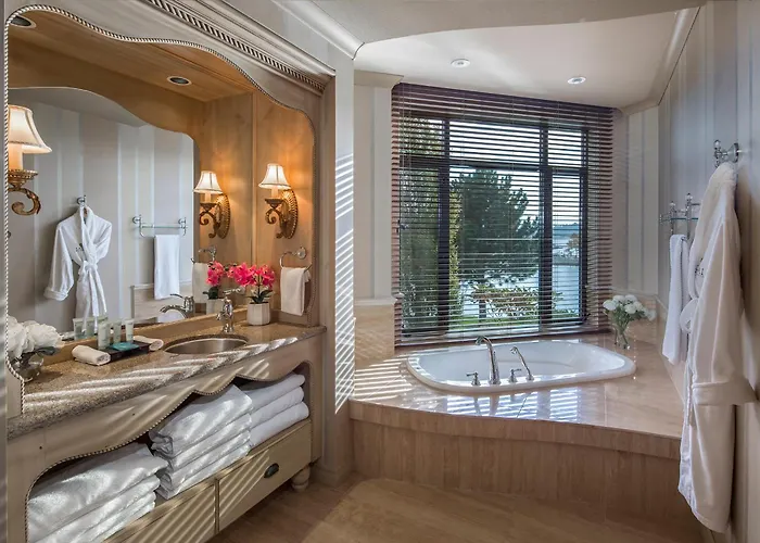 The Royal Kelowna - Bellstar Hotels & Resorts - 4 star Hotel