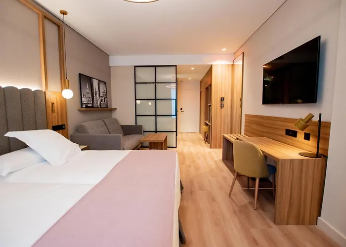 Hotel Giralda Center