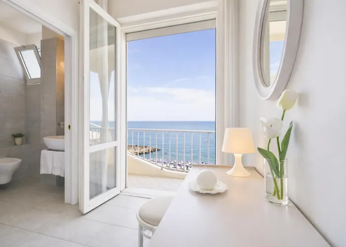Ambasciatori Hotel - Davanti a noi solo il Mare