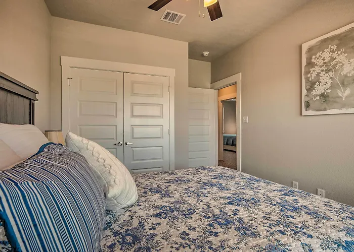 College Station Townhome With Furnished Patio!