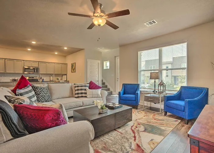 College Station Townhome With Furnished Patio!