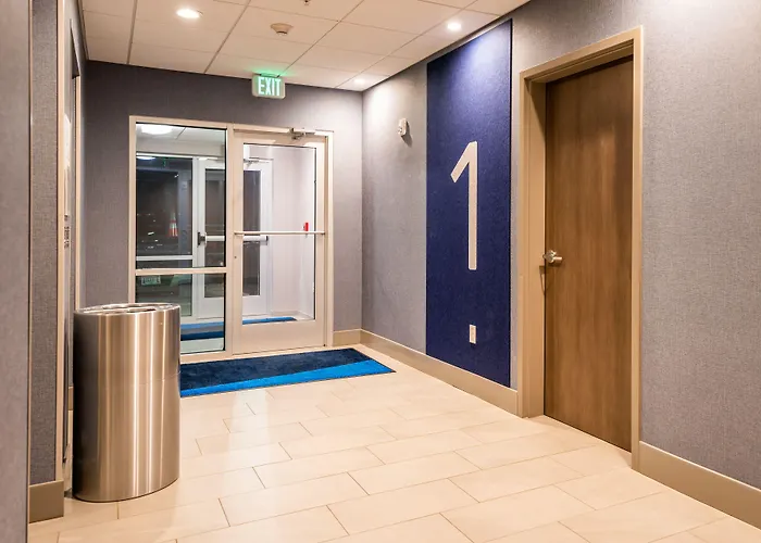 Holiday Inn Express & Suites Charlottesville By Ihg