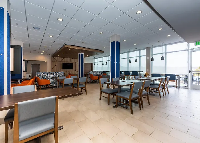 Holiday Inn Express & Suites Charlottesville By Ihg