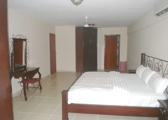 Maxwell Court Apartments
