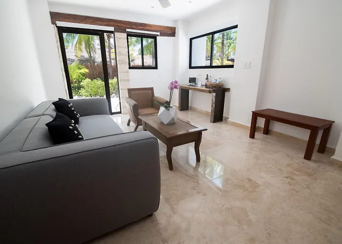 Casa Del Jaguar Beach Hotel