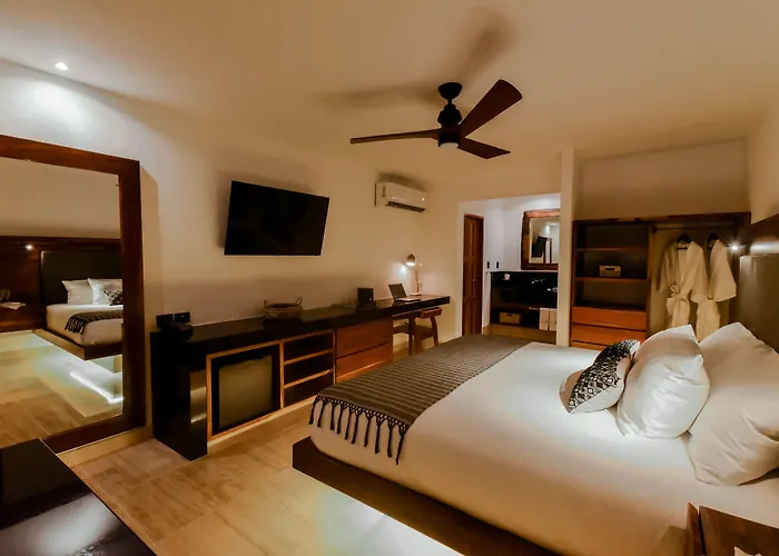 Casa Del Jaguar Beach Hotel