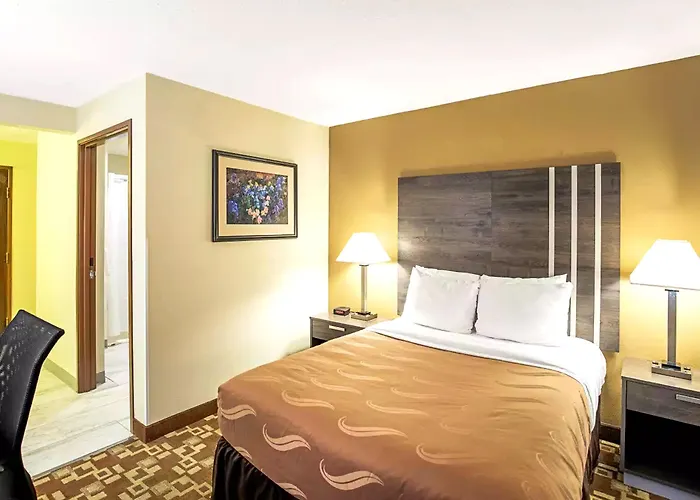 Norwood Inn & Suites Milwaukee
