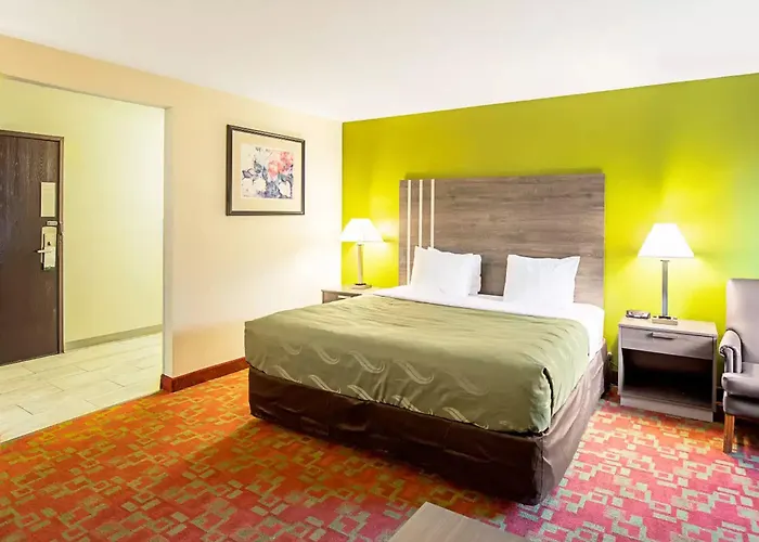 Norwood Inn & Suites Milwaukee