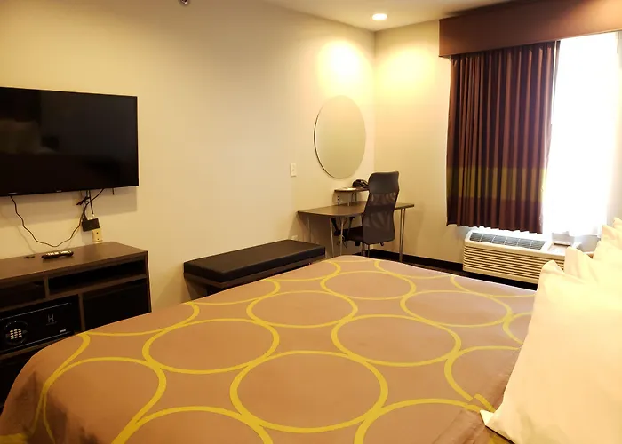 Super 8 By Wyndham St. Louis North
