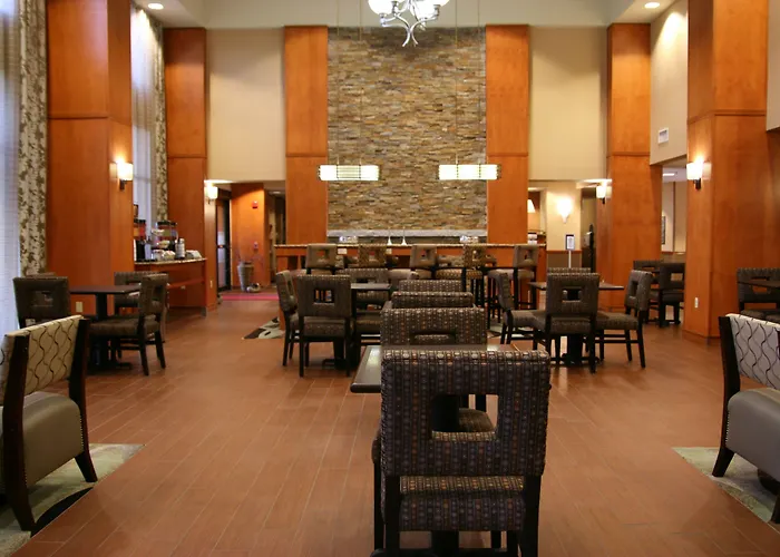 Hampton Inn & Suites By Hilton Manchester Bedford