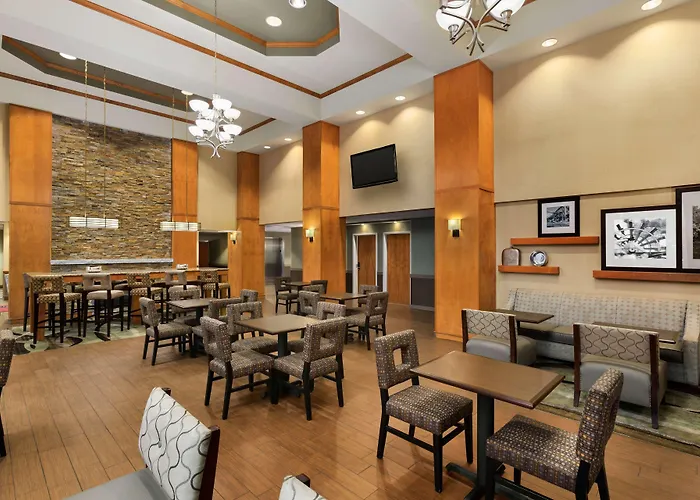 Hampton Inn & Suites By Hilton Manchester Bedford