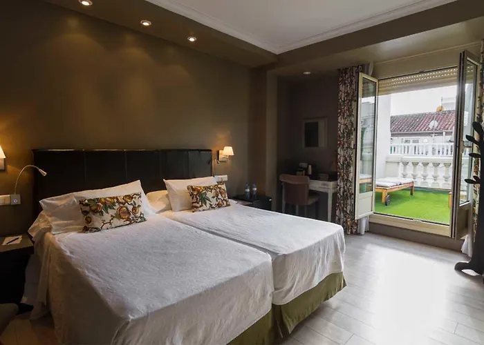 Hotel Moderno Puerta Del Sol Madri Com um Campo de golfe