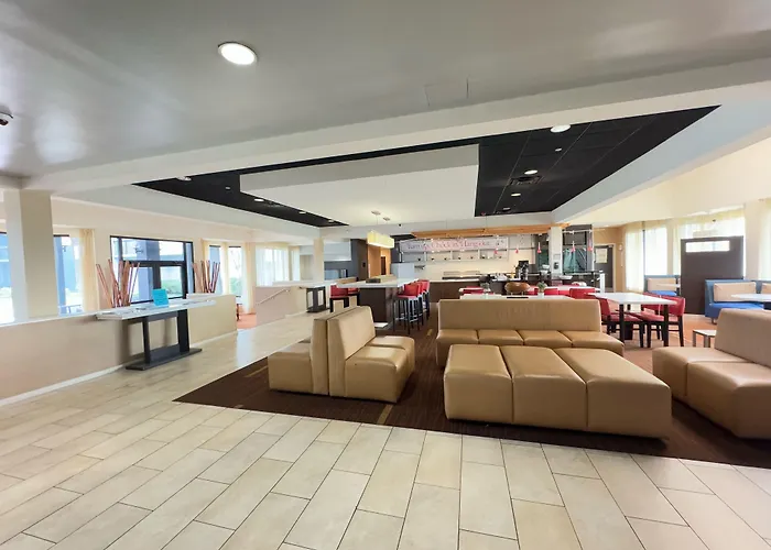 Super 8 By Wyndham Dallas Love Field Airport