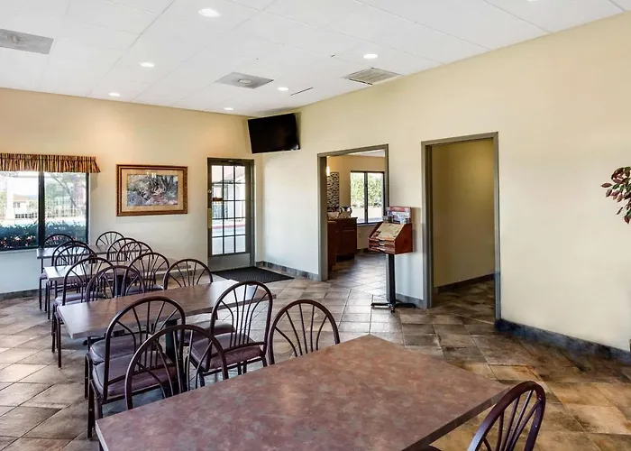 Econo Lodge Inn & Suites Branson Shepherd Of The Hills Expy