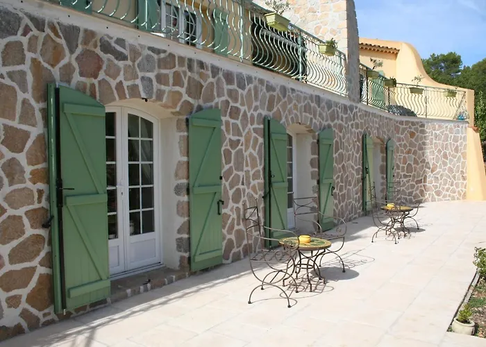 LE MAS DES TARENTES Chambres d'hôtes Trans-en-Provence acceptant les animaux